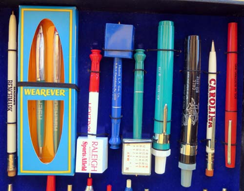 WEAREVER SALESMAN'S SAMPLE CASE. Comes with 33 ballpoint pens and pencils
